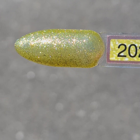 Quida Gelpolish 202 Golden Rain - fel geel-gouden glitter gelpolish aangebracht op nagels in het licht, 15ml