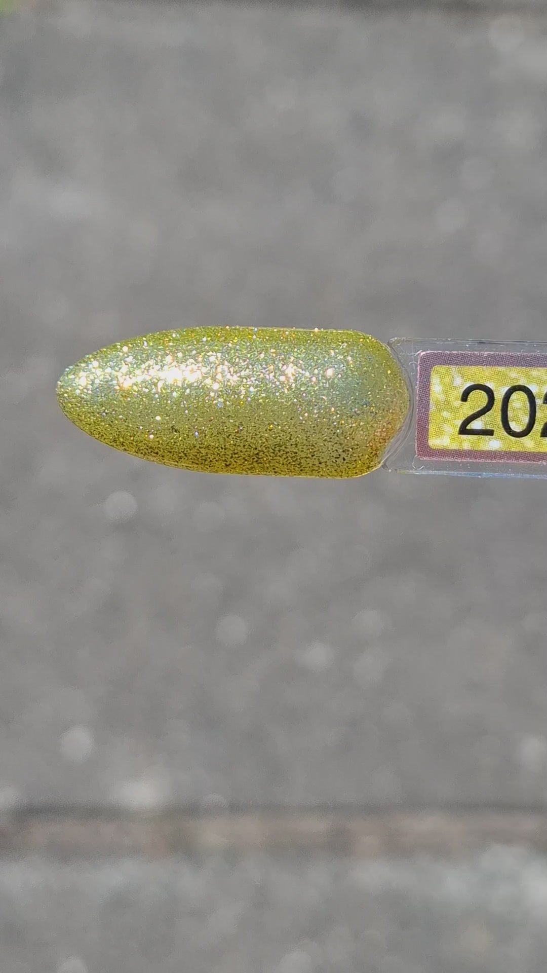 Quida Gelpolish 202 Golden Rain - fel geel-gouden glitter gelpolish aangebracht op nagels in het licht, 15ml