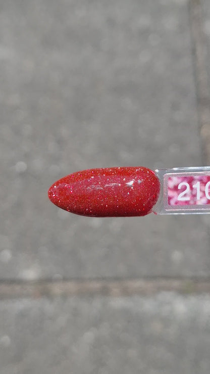 Quida Gelpolish 210 Starlit Secret - diep rood met vonkende glitter gelpolish aangebracht op nagels in het zonlicht, 15ml