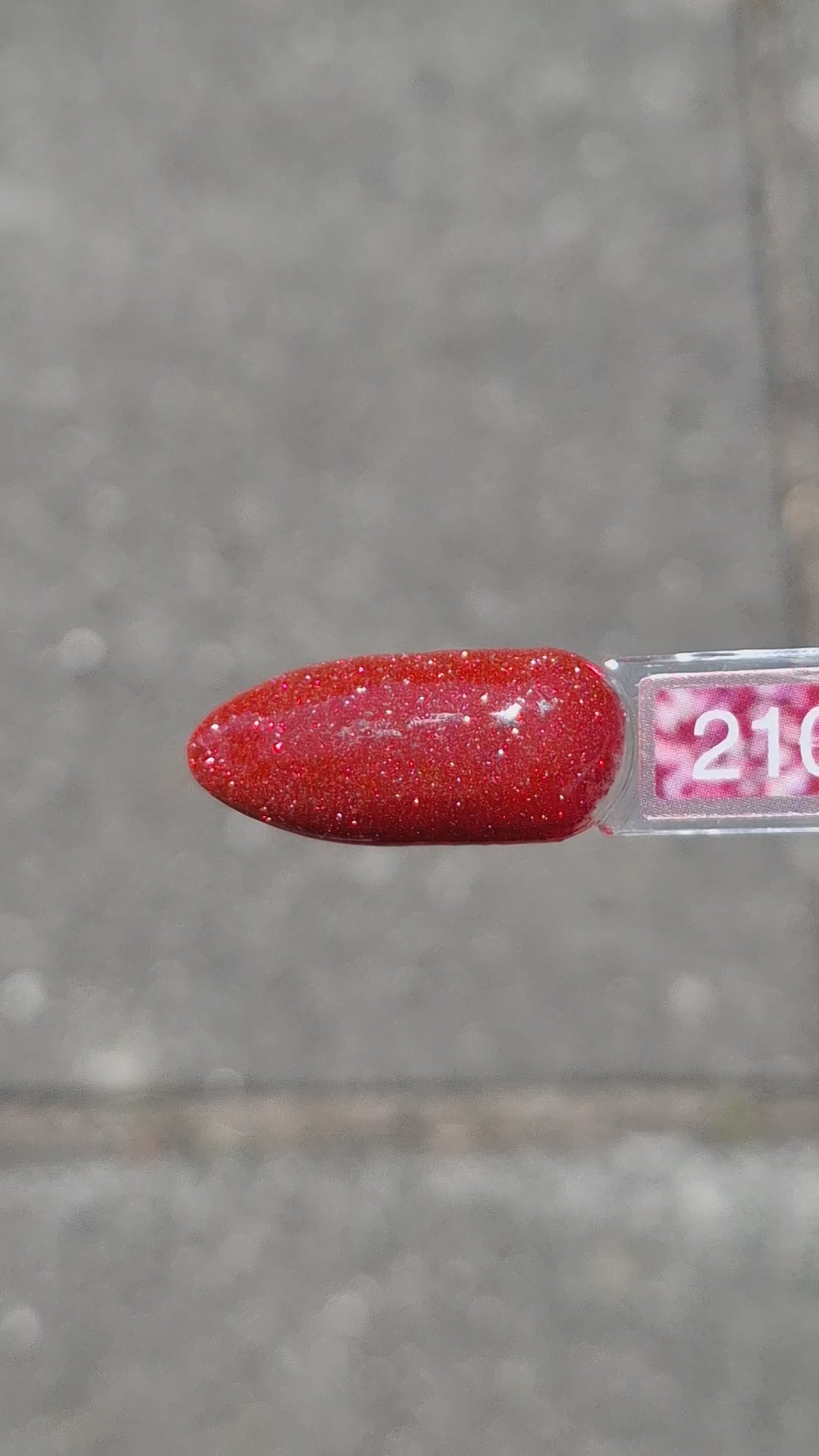Quida Gelpolish 210 Starlit Secret - diep rood met vonkende glitter gelpolish aangebracht op nagels in het zonlicht, 15ml