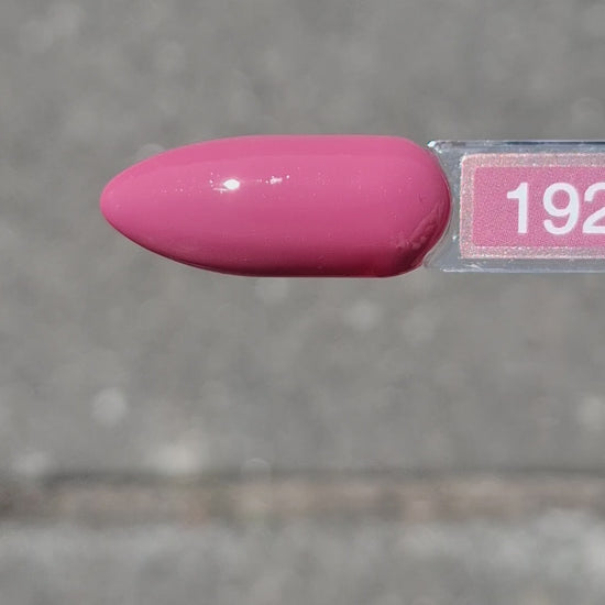 Quida Gelpolish 192 Roseleaf - warme verzadigde magenta-pruim gelpolish aangebracht op nagels in de zon, 15ml