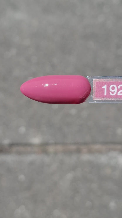 Quida Gelpolish 192 Roseleaf - warme verzadigde magenta-pruim gelpolish aangebracht op nagels in de zon, 15ml