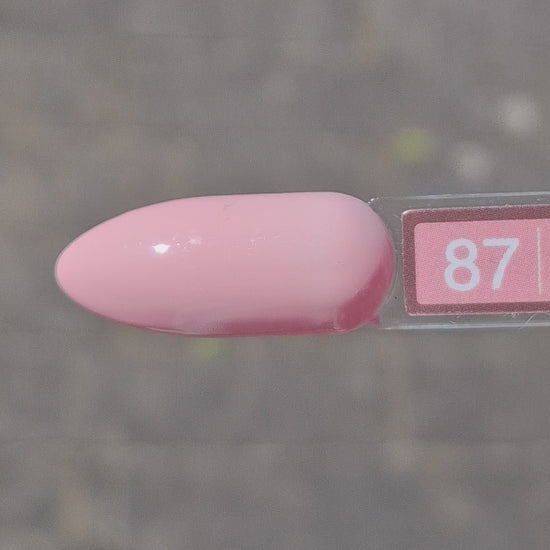 Quida Gelpolish 87 Sweet Embrace - zachte blush roze gelpolish aangebracht op nagels, 15ml