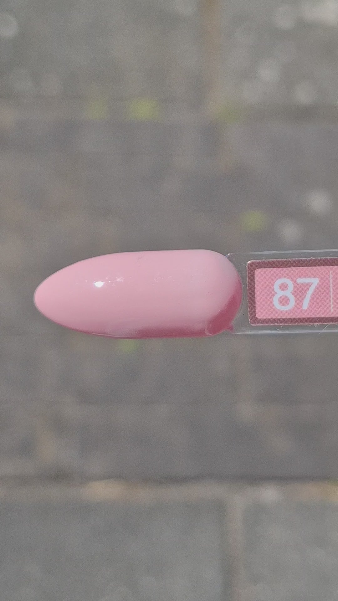 Quida Gelpolish 87 Sweet Embrace - zachte blush roze gelpolish aangebracht op nagels, 15ml