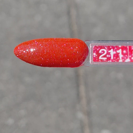Quida Gelpolish 211 Love On Mars - vurig tomaatrood met zilverglitter gelpolish aangebracht op nagels in het zonlicht, 15ml