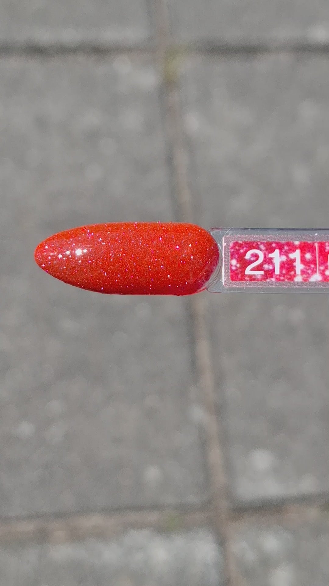 Quida Gelpolish 211 Love On Mars - vurig tomaatrood met zilverglitter gelpolish aangebracht op nagels in het zonlicht, 15ml