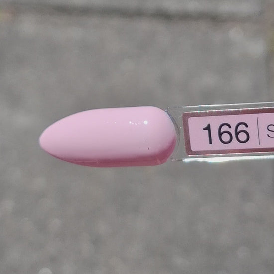 Quida Gelpolish 166 Sweet Kiss - zacht lavendel-roze gelpolish aangebracht op nagels in de zon, 15ml