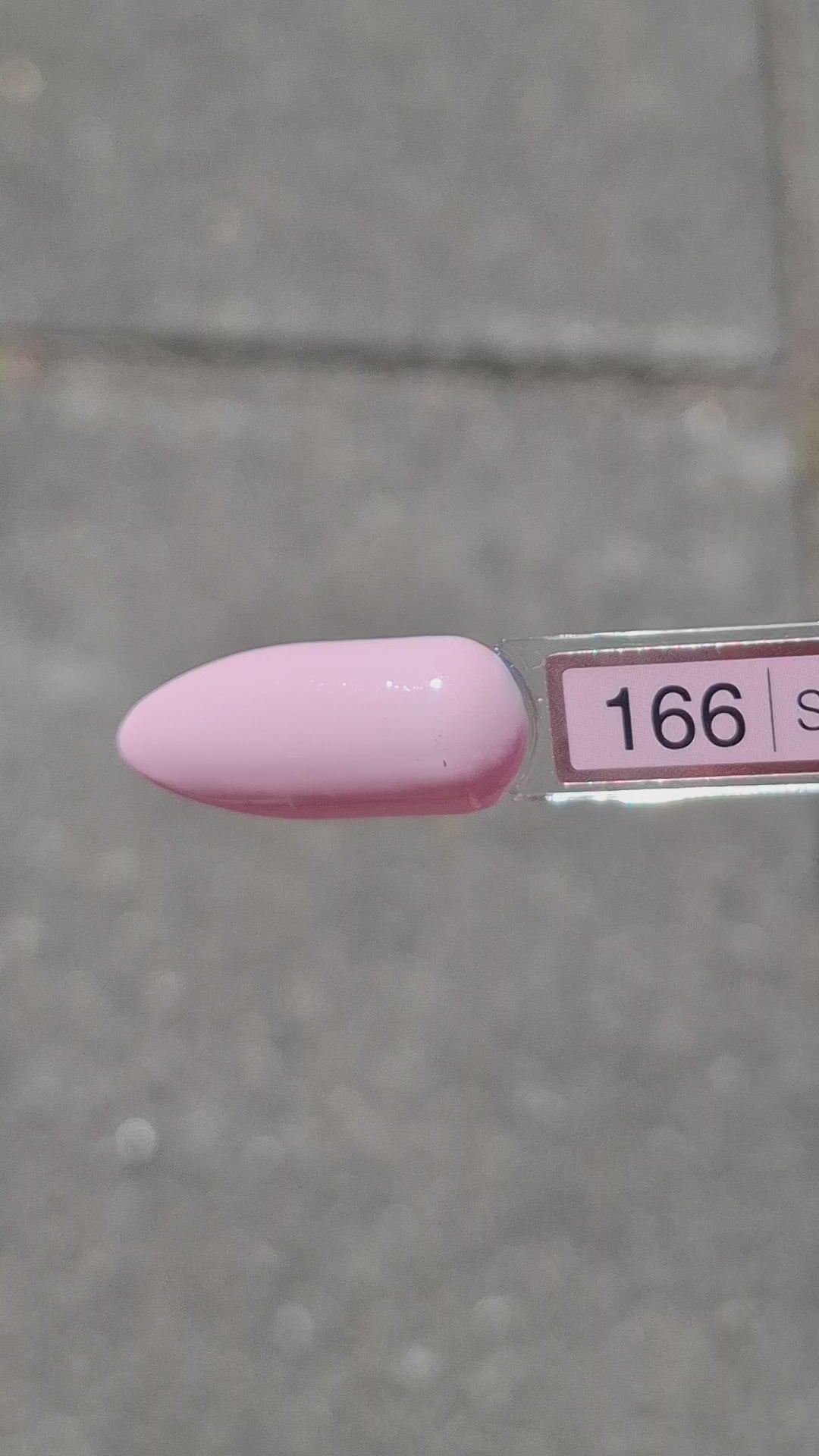 Quida Gelpolish 166 Sweet Kiss - zacht lavendel-roze gelpolish aangebracht op nagels in de zon, 15ml