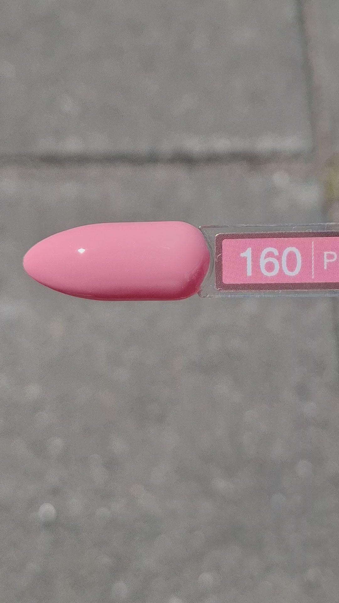 Quida Gelpolish 160 Pink Serenity - warm zacht roze gelpolish aangebracht op nagels in de zon, 15ml