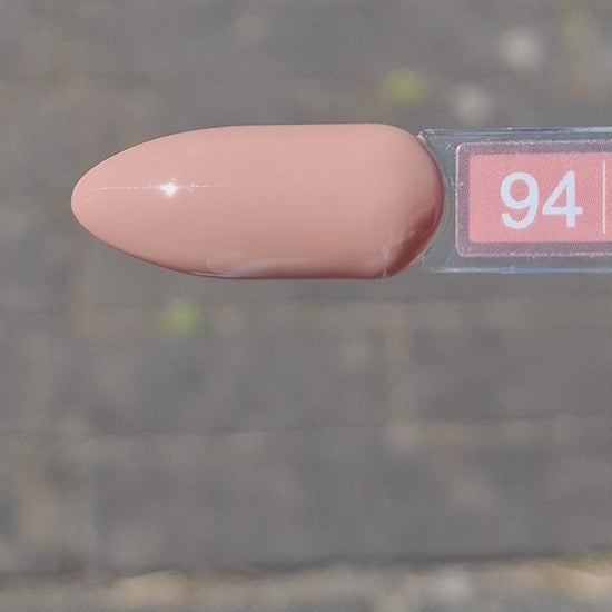 Quida Gelpolish 94 Caramel Kiss - goudwarme caramel-beige gelpolish aangebracht op nagels, 15ml