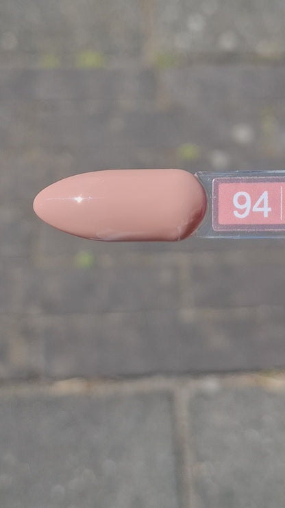 Quida Gelpolish 94 Caramel Kiss - goudwarme caramel-beige gelpolish aangebracht op nagels, 15ml