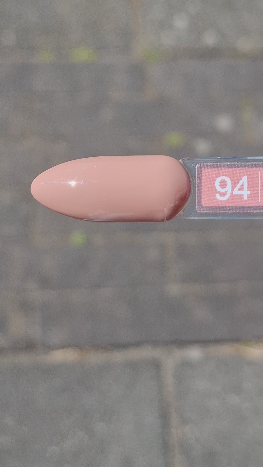 Quida Gelpolish 94 Caramel Kiss - goudwarme caramel-beige gelpolish aangebracht op nagels, 15ml