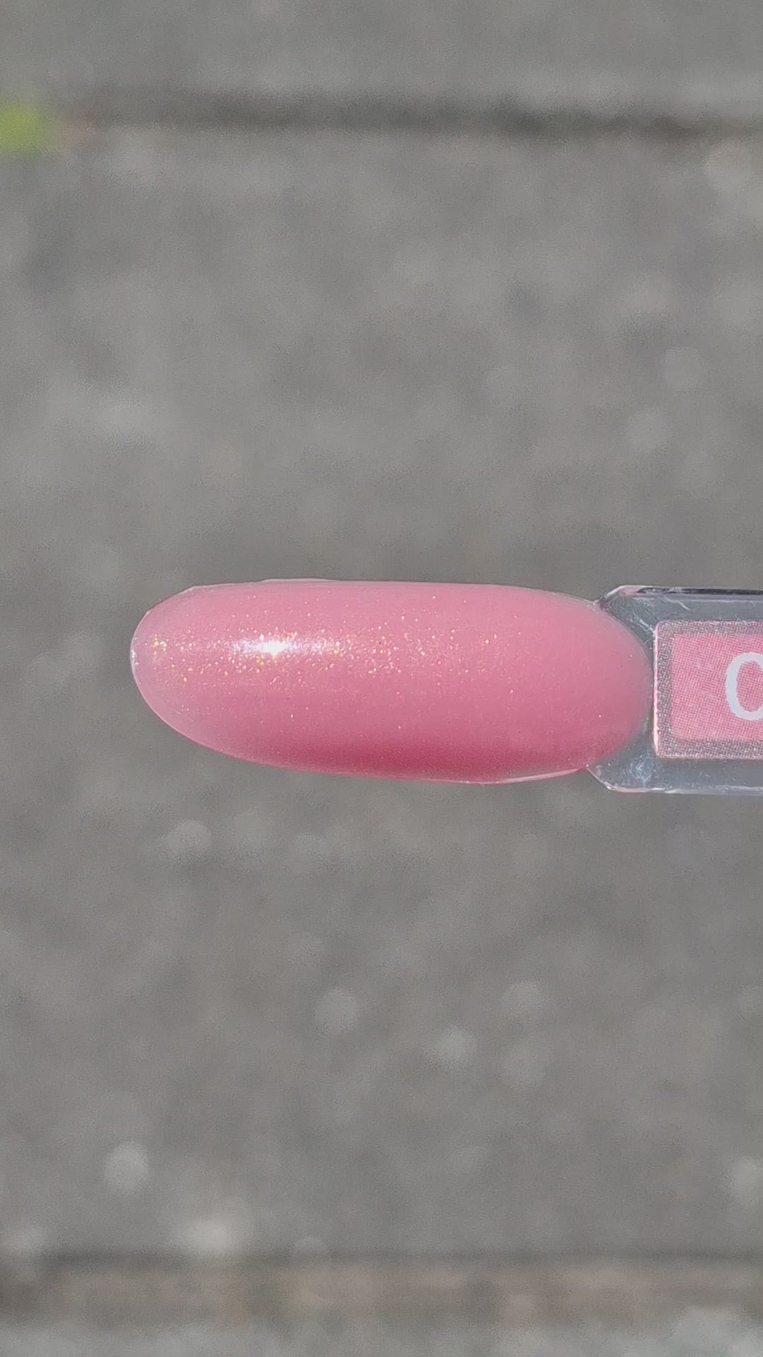 Quida Buildergel 9 Soft Rose - helder fris roze hard gel buildergel in het zonlicht, textuur en consistentie zichtbaar 30gr