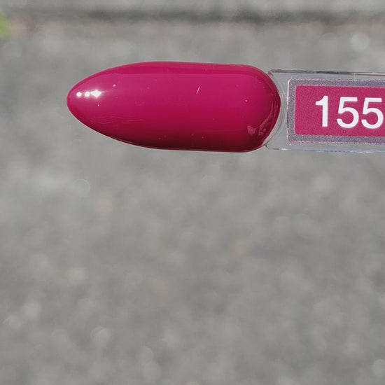 Quida Gelpolish 155 Cherry Noir - diep donker kersrode gelpolish aangebracht op nagels in de zon, 15ml