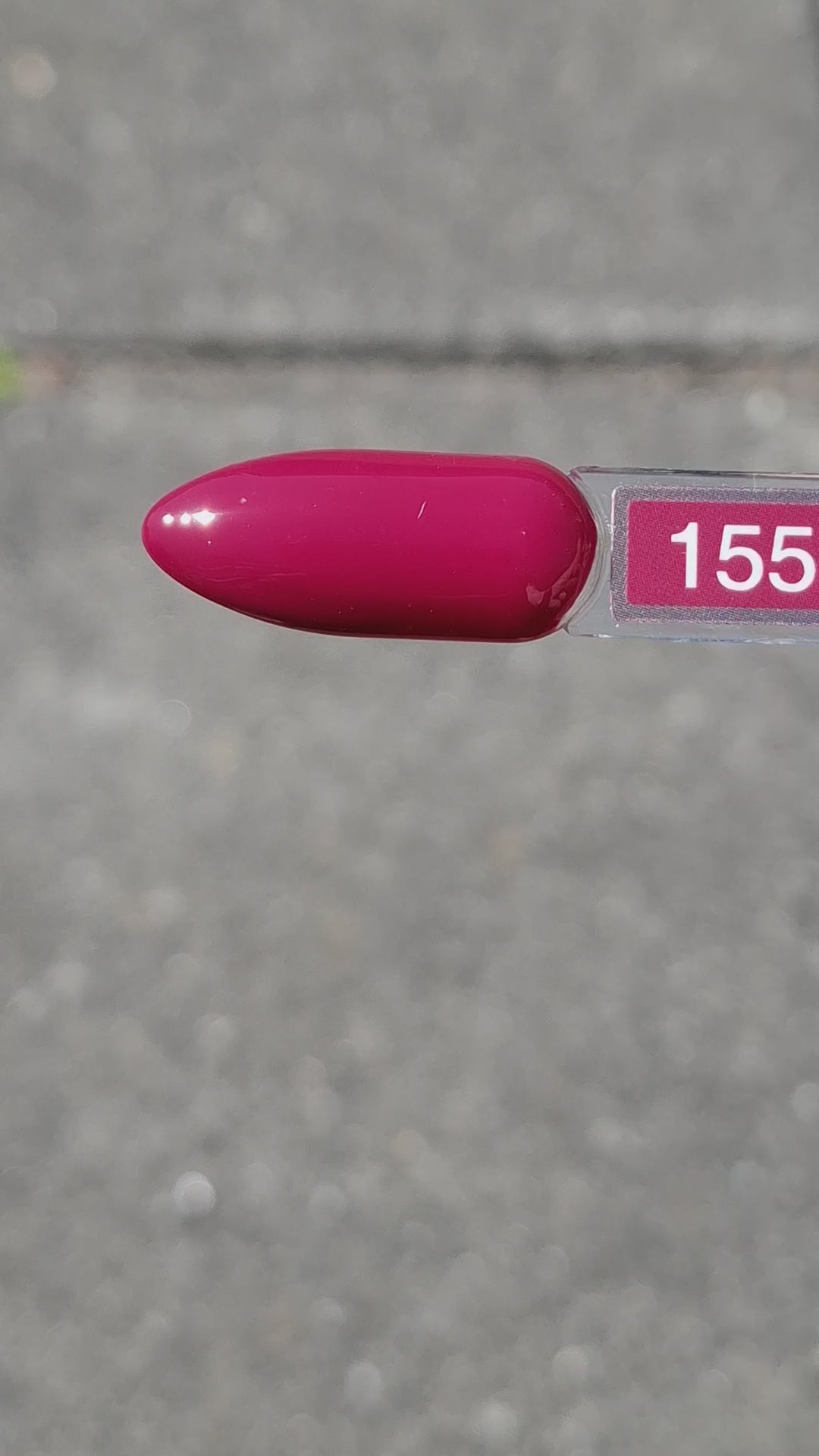 Quida Gelpolish 155 Cherry Noir - diep donker kersrode gelpolish aangebracht op nagels in de zon, 15ml