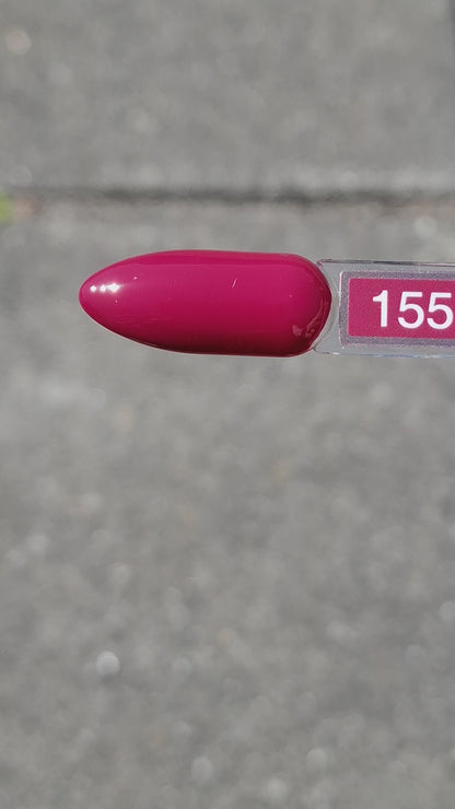 Quida Gelpolish 155 Cherry Noir - diep donker kersrode gelpolish aangebracht op nagels in de zon, 15ml