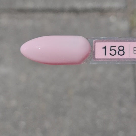 Quida Gelpolish 158 Blush Whisper - zacht luchtig blush-roze gelpolish aangebracht op nagels in de zon, 15ml