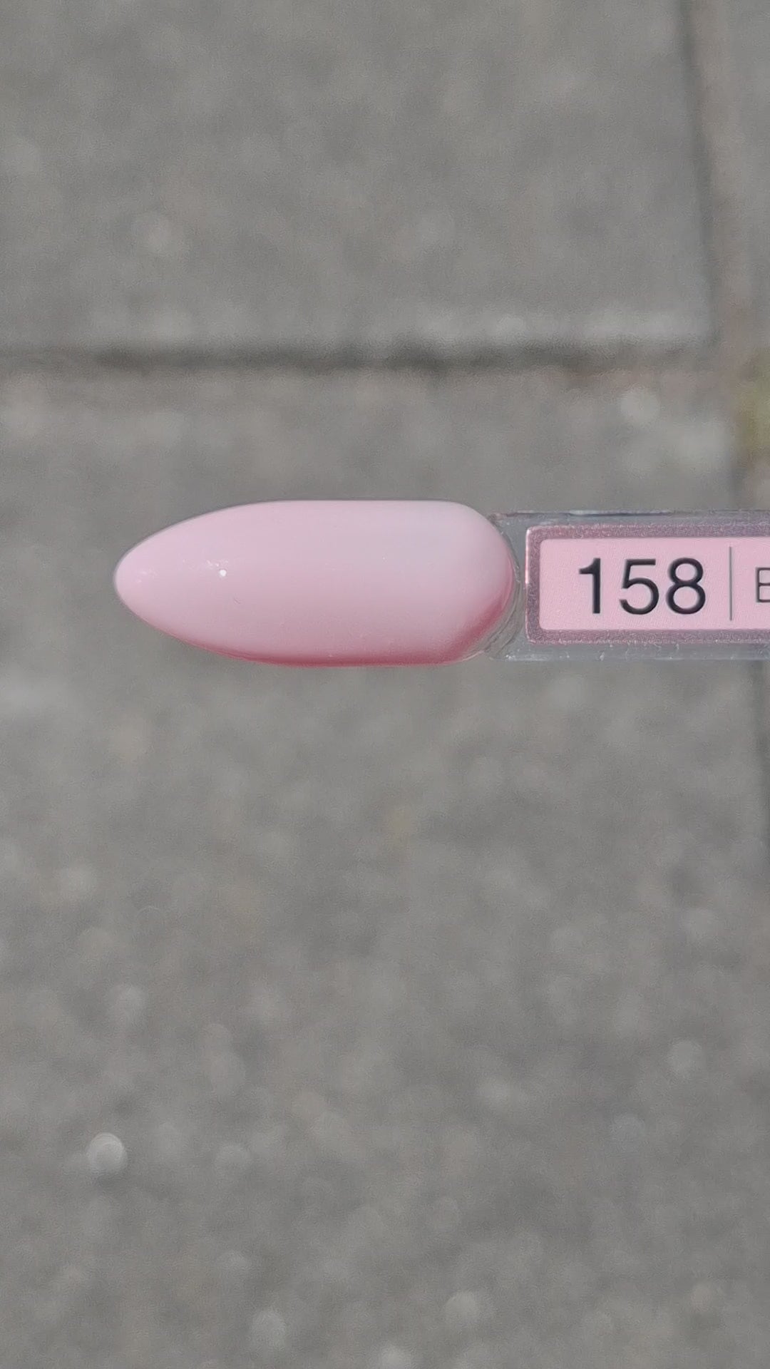 Quida Gelpolish 158 Blush Whisper - zacht luchtig blush-roze gelpolish aangebracht op nagels in de zon, 15ml