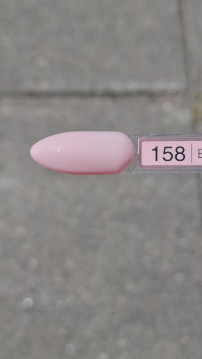 Quida Gelpolish 158 Blush Whisper - zacht luchtig blush-roze gelpolish aangebracht op nagels in de zon, 15ml