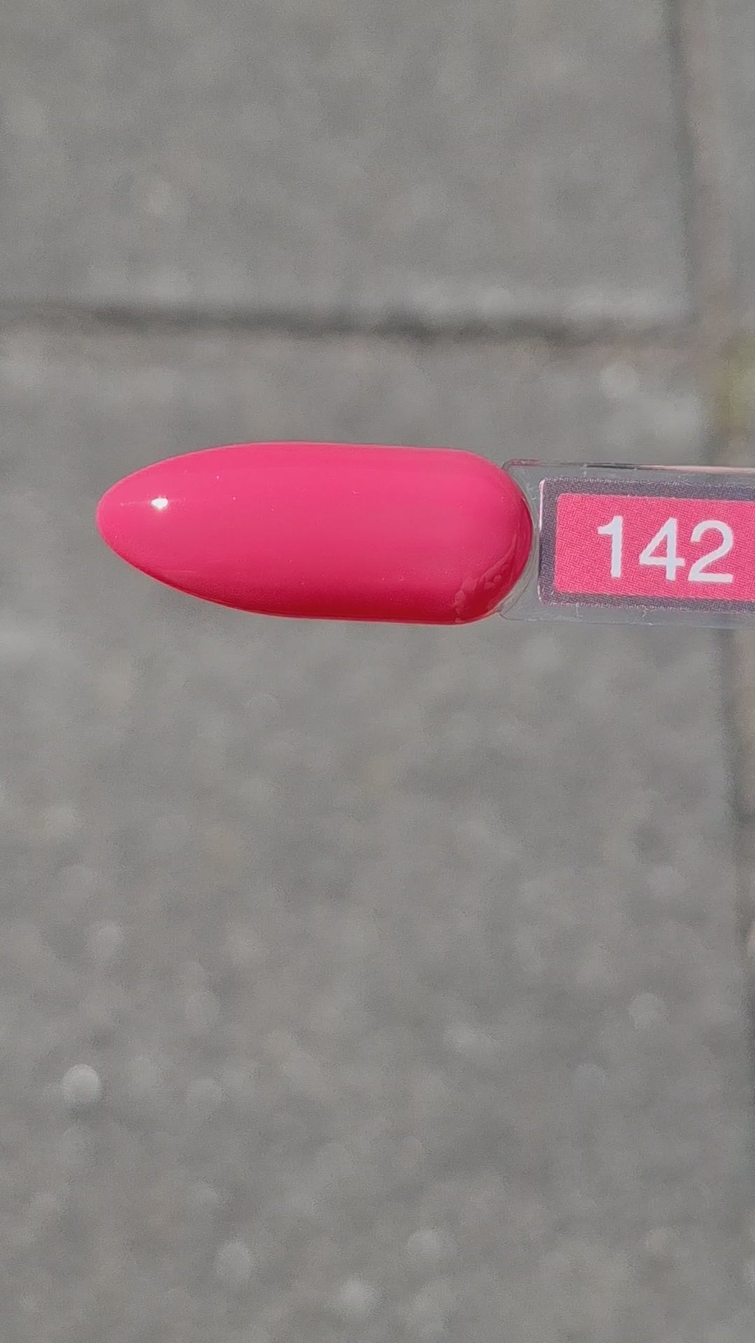 Quida Gelpolish 142 Amber Crush - rijke diepe framboos-roze gelpolish aangebracht op nagels, 15ml