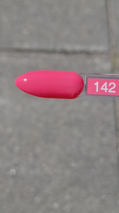 Quida Gelpolish 142 Amber Crush - rijke diepe framboos-roze gelpolish aangebracht op nagels, 15ml