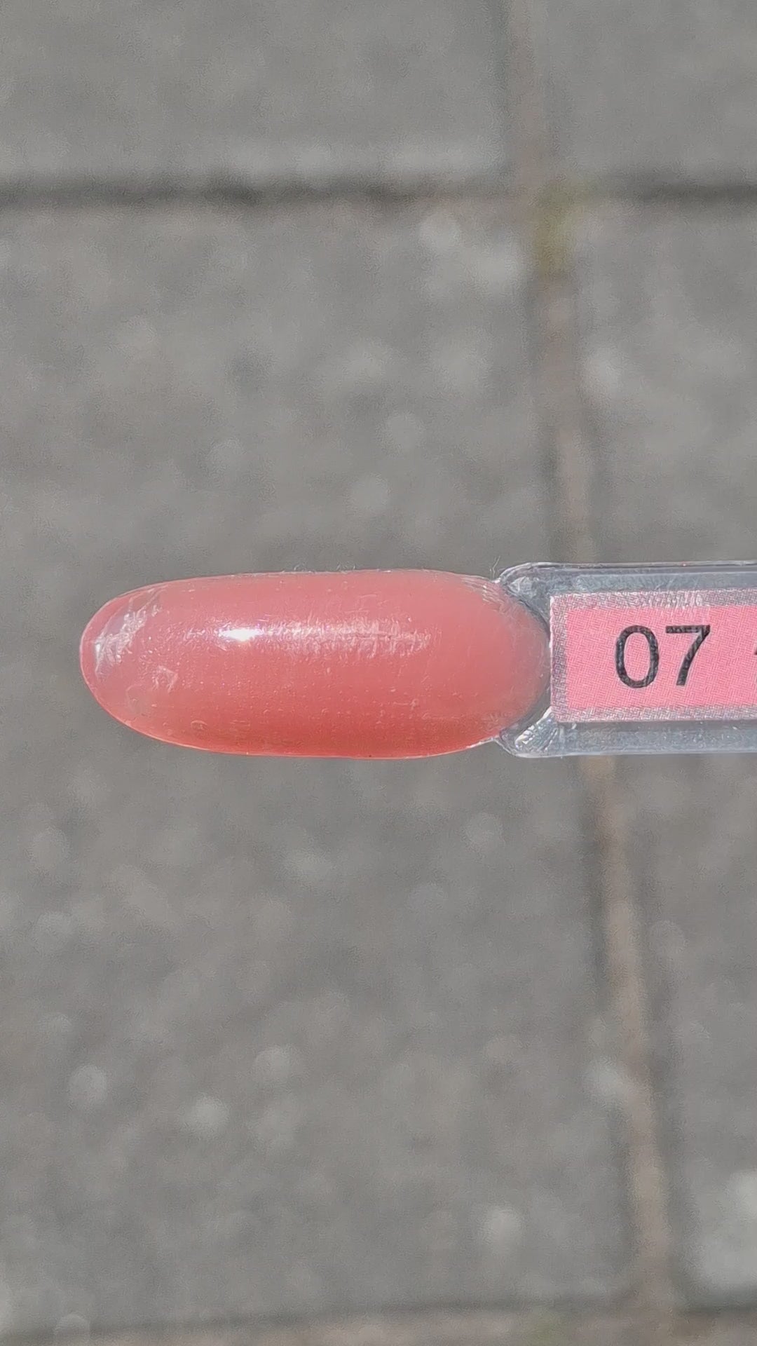 Quida Acrylgel 7 Cari - terracotta koraal acrylgel tube 60gr in het zonlicht, textuur en consistentie zichtbaar