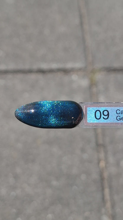 Quida Cat Eye Gelpolish 9 Emerald Sky - magnetisch blauw cat eye-effect gelpolish aangebracht op nagels met magneet in het zonlicht, 15ml
