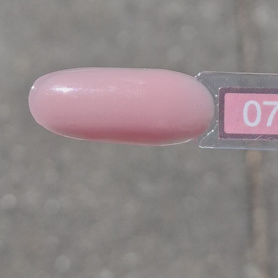 Quida Buildergel 7 Silky Pink - zacht romig roze hard gel buildergel in het zonlicht, textuur en consistentie zichtbaar 30gr