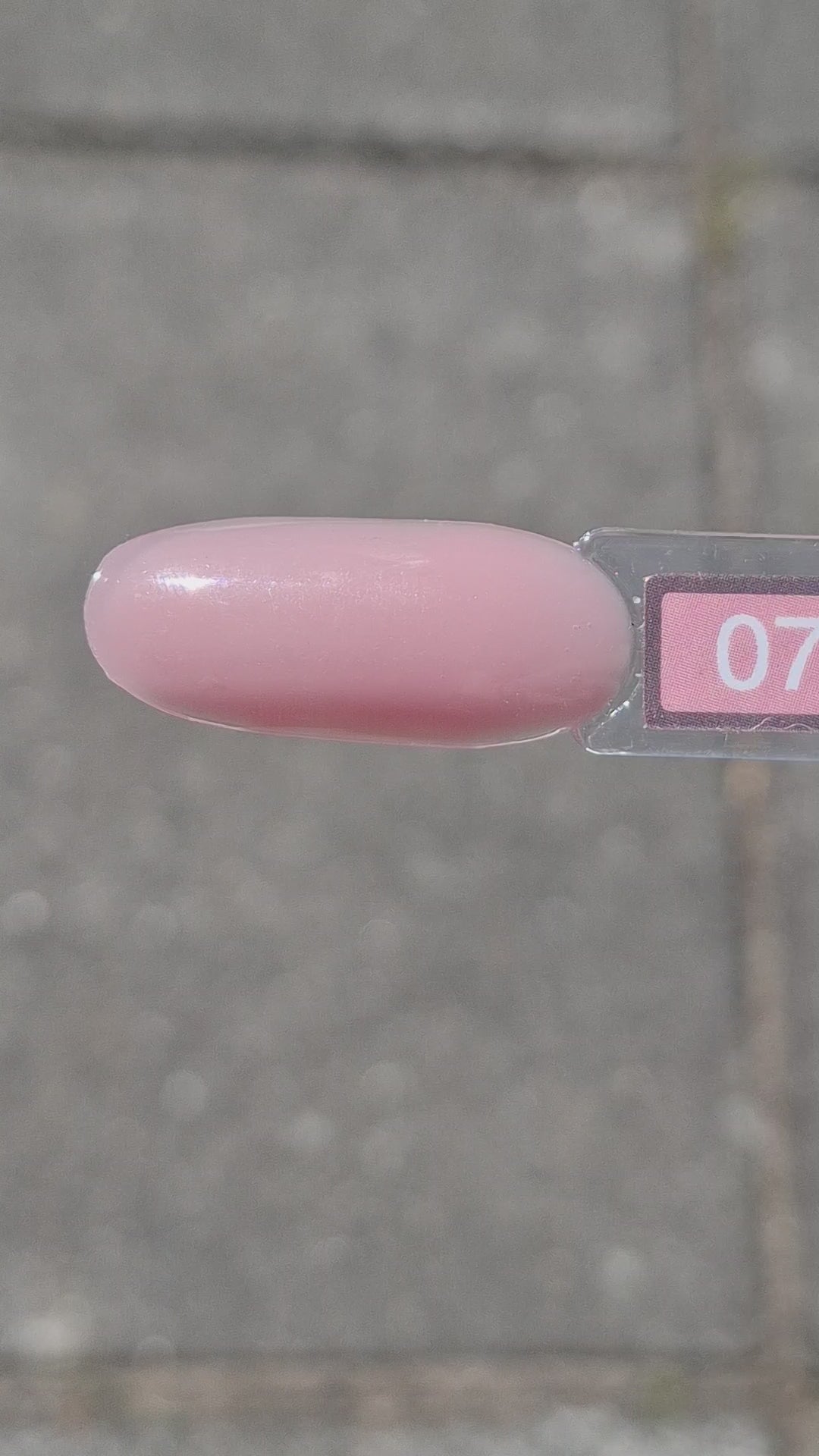 Quida Buildergel 7 Silky Pink - zacht romig roze hard gel buildergel in het zonlicht, textuur en consistentie zichtbaar 30gr