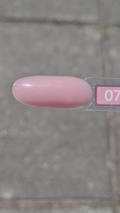 Quida Buildergel 7 Silky Pink - zacht romig roze hard gel buildergel in het zonlicht, textuur en consistentie zichtbaar 30gr