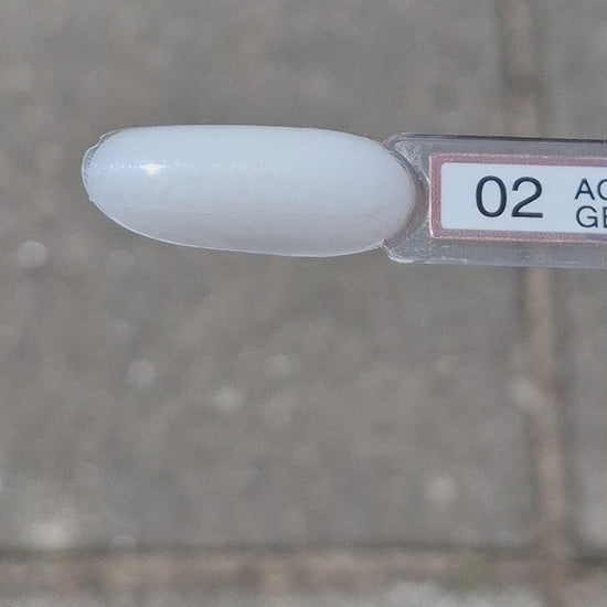 Quida Acrylgel 2 Off White - melkwit acrylgel tube 60gr in het zonlicht, textuur en consistentie zichtbaar