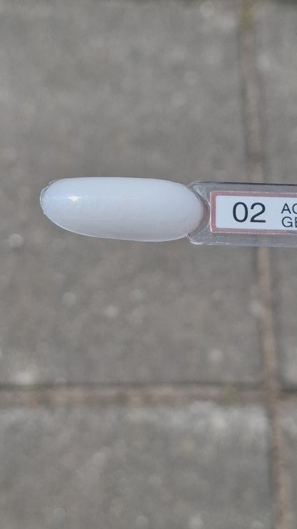 Quida Acrylgel 2 Off White - melkwit acrylgel tube 60gr in het zonlicht, textuur en consistentie zichtbaar