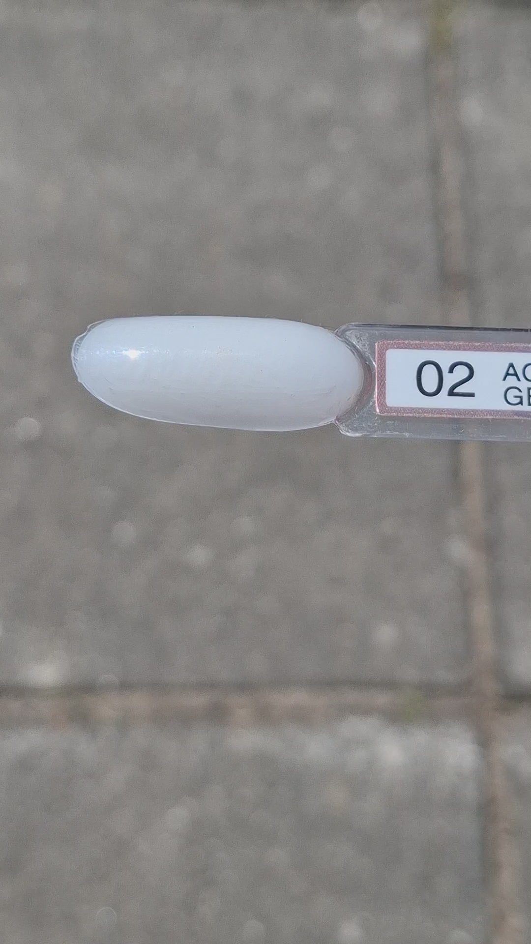 Quida Acrylgel 2 Off White - melkwit acrylgel tube 60gr in het zonlicht, textuur en consistentie zichtbaar