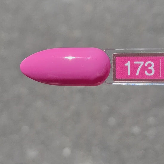 Quida Gelpolish 173 Toddler Tiara - intens levendig magenta-roze gelpolish aangebracht op nagels in de zon, 15ml