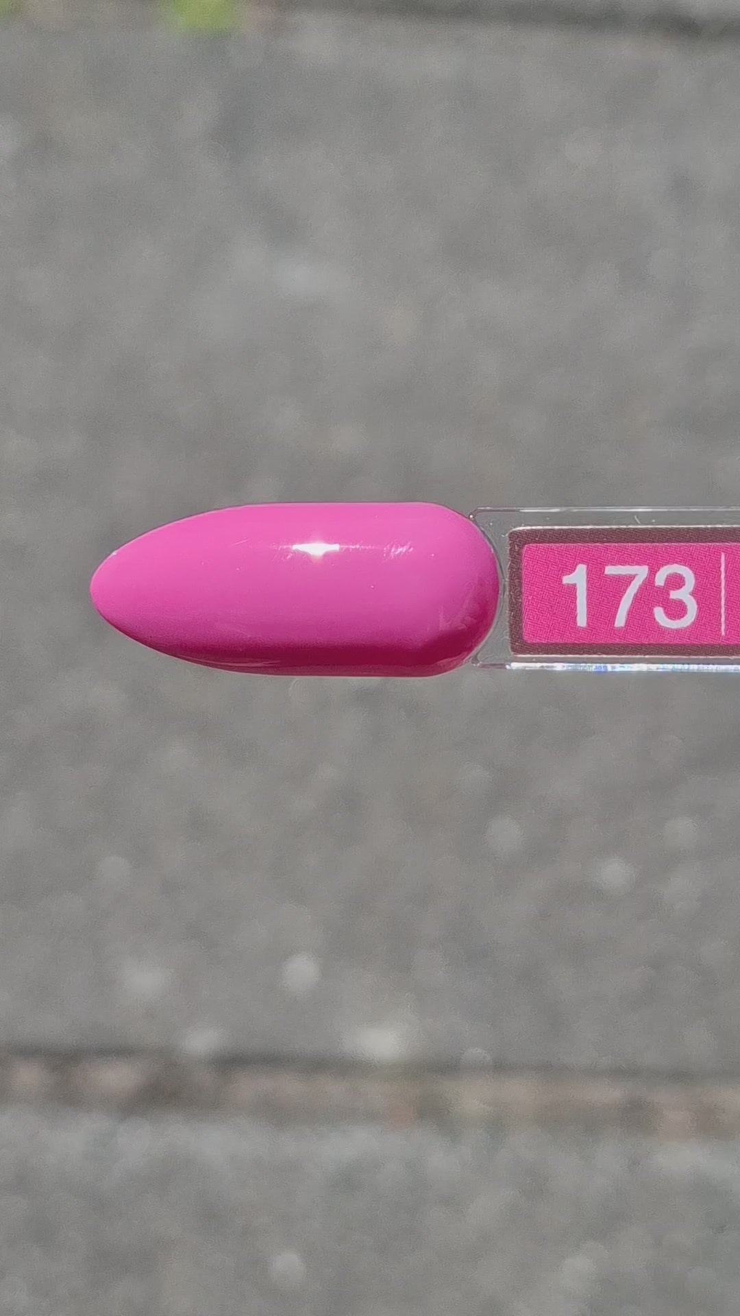 Quida Gelpolish 173 Toddler Tiara - intens levendig magenta-roze gelpolish aangebracht op nagels in de zon, 15ml