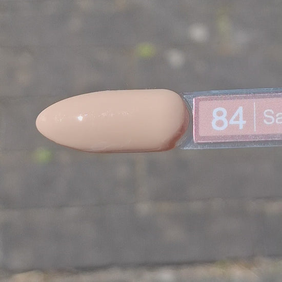 Quida Gelpolish 84 Sandy Muse - warme zandkleurige beige gelpolish aangebracht op nagels, 15ml