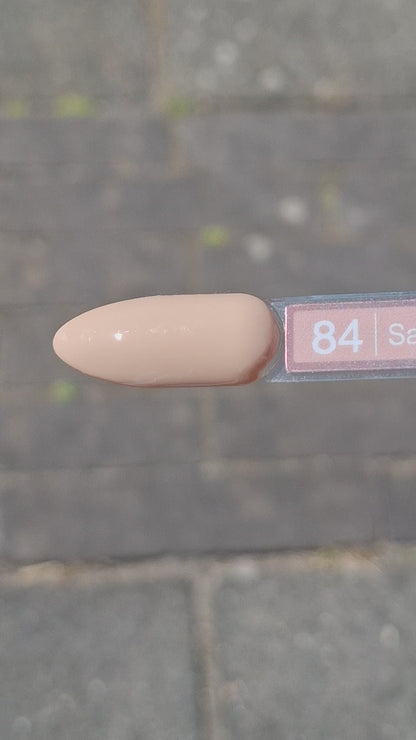Quida Gelpolish 84 Sandy Muse - warme zandkleurige beige gelpolish aangebracht op nagels, 15ml