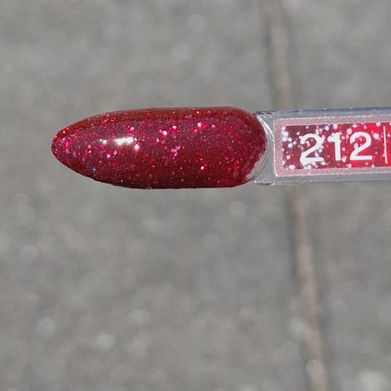 Quida Gelpolish 212 Moonlit Crush - diep bordeauxrood met warme rode glitter gelpolish aangebracht op nagels in het zonlicht, 15ml