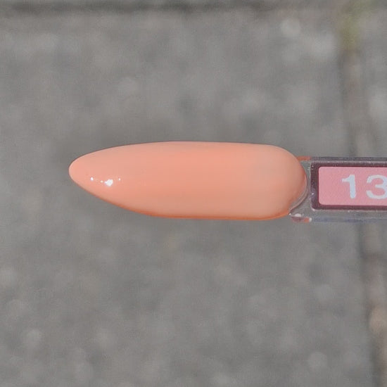Quida Gelpolish 135 Peach Pop - warme zachte perzik-abrikoos gelpolish aangebracht op nagels, 15ml