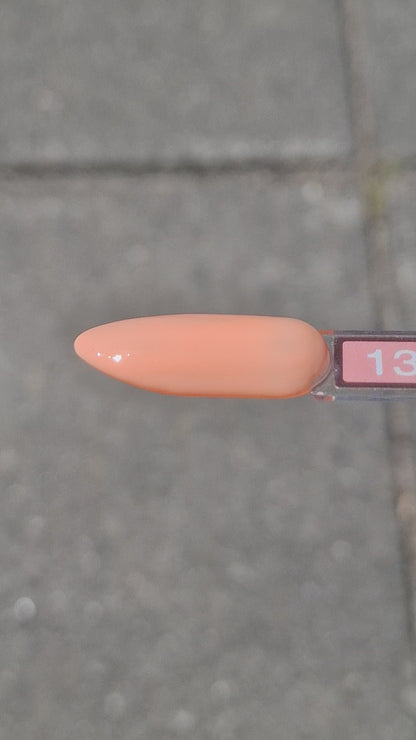 Quida Gelpolish 135 Peach Pop - warme zachte perzik-abrikoos gelpolish aangebracht op nagels, 15ml