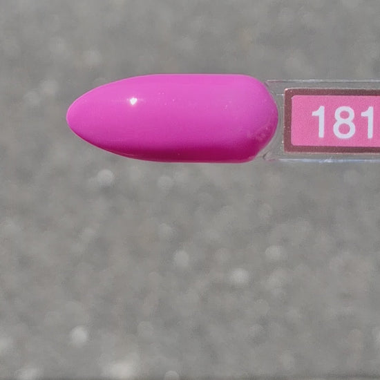 Quida Gelpolish 181 Electric Fuchsia - intens neon paars-fuchsia gelpolish aangebracht op nagels in de zon, 15ml