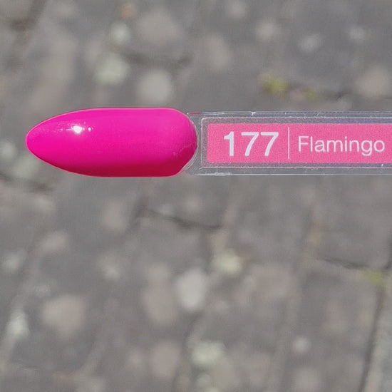 Quida Gelpolish 177 Flamingo - elektrisch neon fuchsia-roze gelpolish aangebracht op nagels in de zon, 15ml