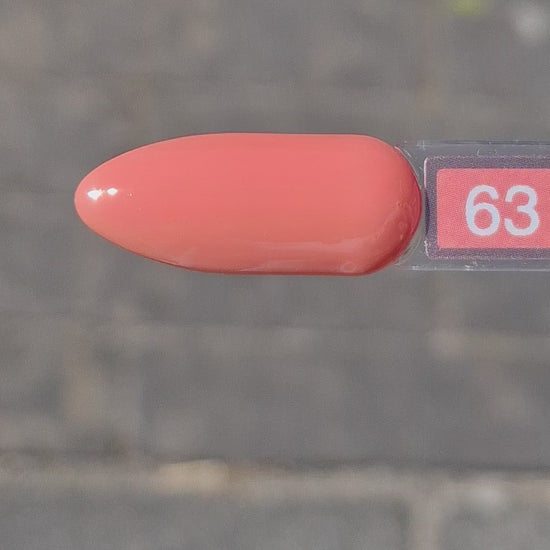 Quida Gelpolish 63 Sunset Coral - warme perzik-oranje gelpolish aangebracht op nagels, 15ml