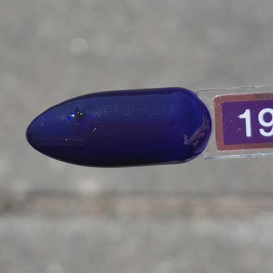 Quida Gelpolish 197 Midnight Muse - diep donker marineblauw gelpolish aangebracht op nagels in de zon, 15ml