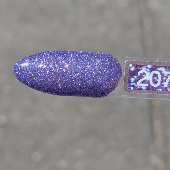 Quida Gelpolish 207 Stardazed - diep lavendel-paars met sterrenglitter gelpolish aangebracht op nagels in het zonlicht, 15ml