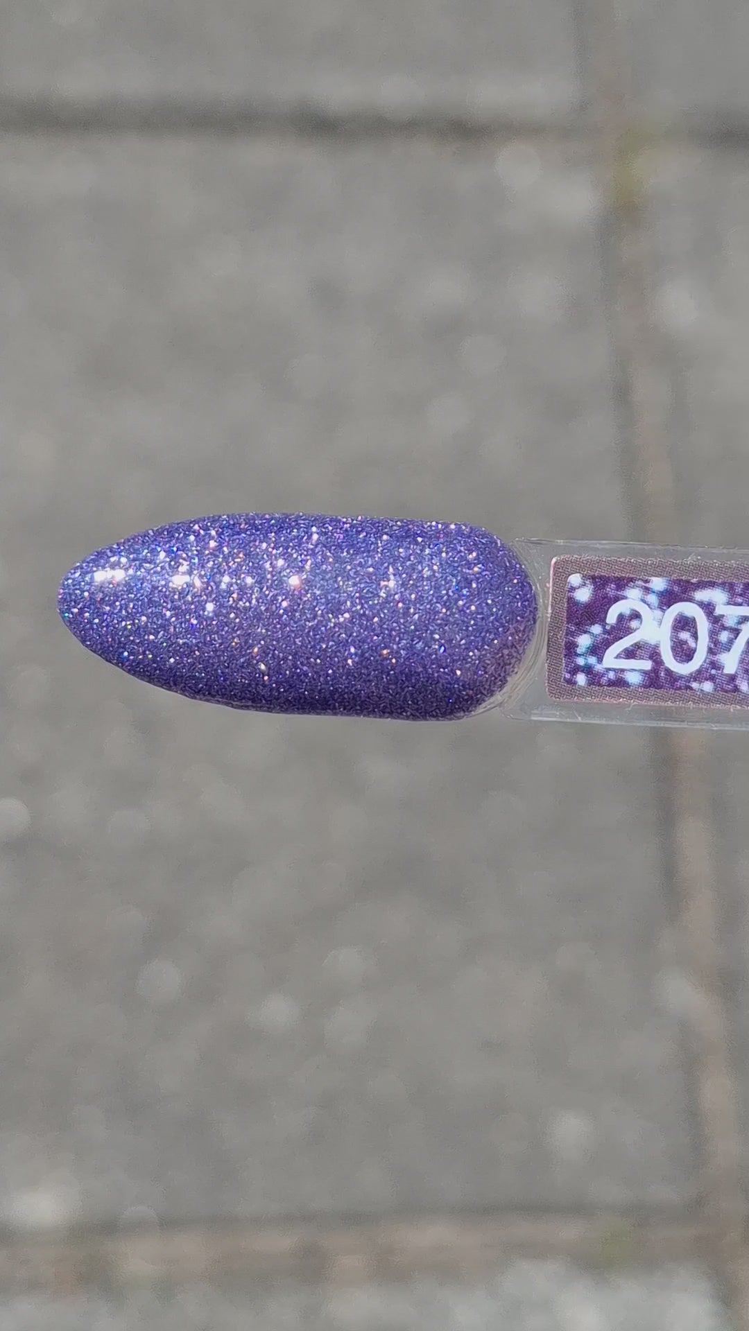 Quida Gelpolish 207 Stardazed - diep lavendel-paars met sterrenglitter gelpolish aangebracht op nagels in het zonlicht, 15ml