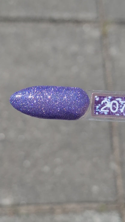 Quida Gelpolish 207 Stardazed - diep lavendel-paars met sterrenglitter gelpolish aangebracht op nagels in het zonlicht, 15ml