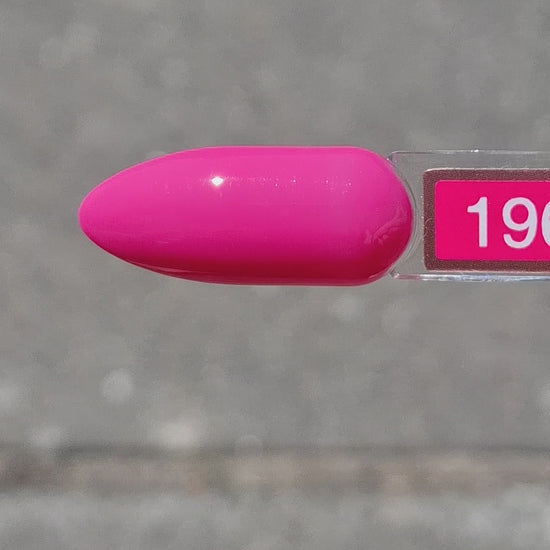 Quida Gelpolish 196 Flamingo Rosé - levendig magenta-roze gelpolish aangebracht op nagels in de zon, 15ml