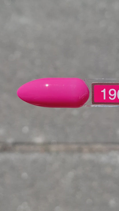 Quida Gelpolish 196 Flamingo Rosé - levendig magenta-roze gelpolish aangebracht op nagels in de zon, 15ml