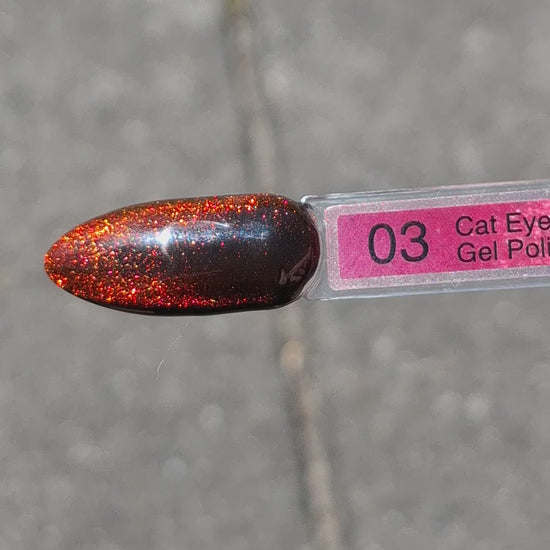 Quida Cat Eye Gelpolish 3 Wish - magnetisch donkerrood cat eye-effect gelpolish aangebracht op nagels met magneet in het zonlicht, 15ml